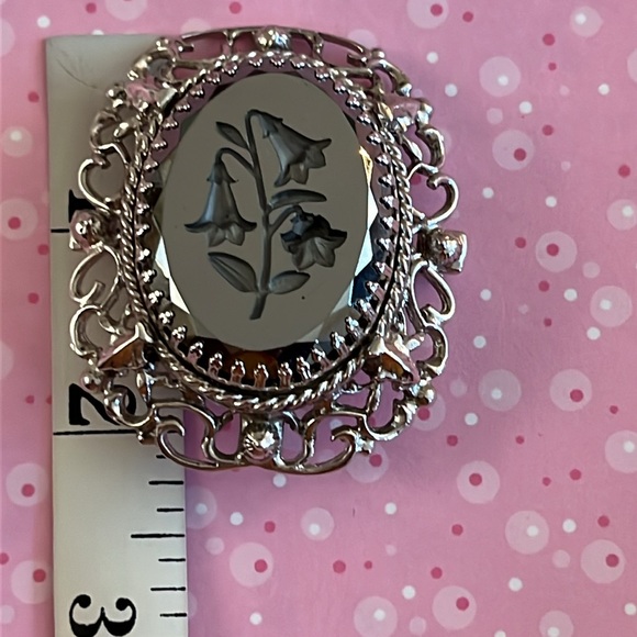 Vintage unsigned Whiting and Davis reverse intaglio silvertone filigree brooch - Picture 7 of 8